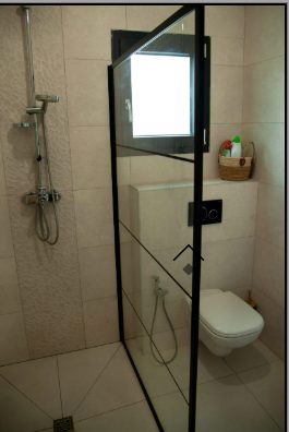 Salle de bain avec douche à l'italienne