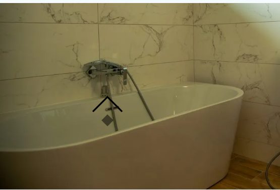 Salle de bain avec baignoire îlot et robinetterie